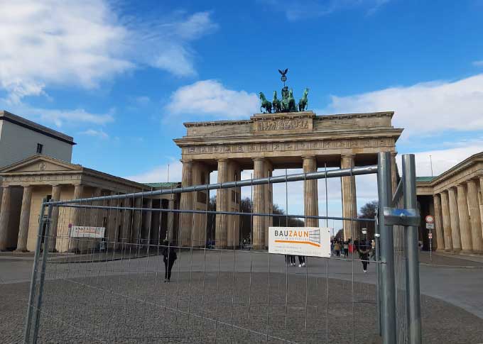 Bauzaun am Brandenburger Tor in Berlin