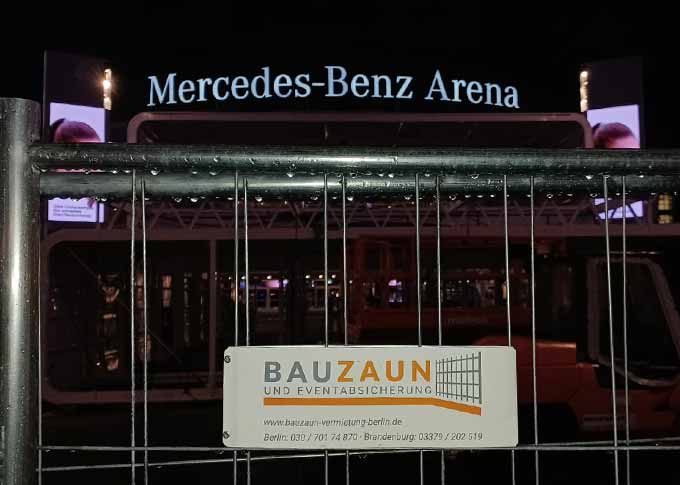 Bauzaun an der Mercedes Benz Arena